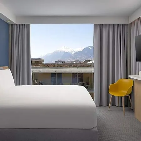 Express And By Ihg Hotel 2*
