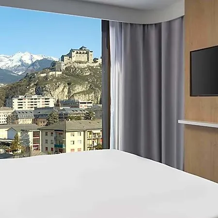 Express And By Ihg Hotel 2*