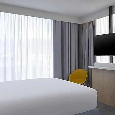 Express And By Ihg 2*