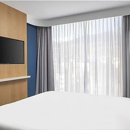 Express And By Ihg Hotel 2*